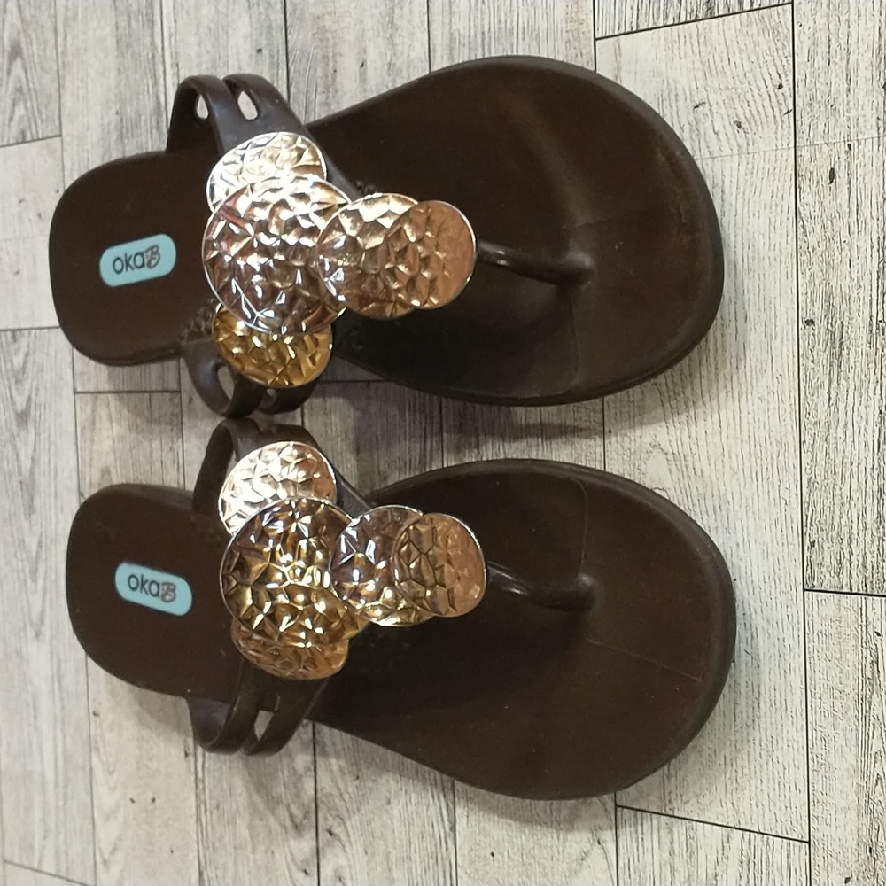 Oka B Toe Thong Sandals With Gold Hammered Looking Medallions Down Vamp Sz 7 1/2